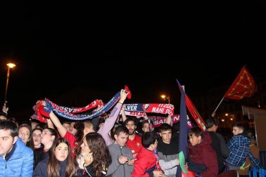 La afición y los jugadores de Osasuna celebran el ascenso a Primera División en la Plaza del Castillo de Pamplona.