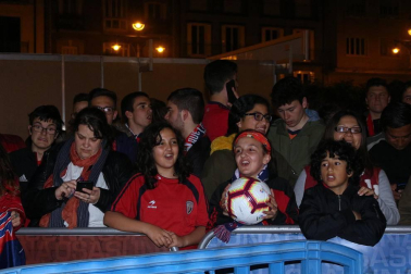 La afición y los jugadores de Osasuna celebran el ascenso a Primera División en la Plaza del Castillo de Pamplona.
