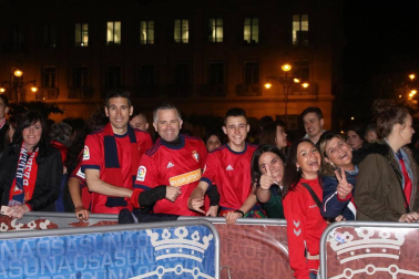 La afición y los jugadores de Osasuna celebran el ascenso a Primera División en la Plaza del Castillo de Pamplona.
