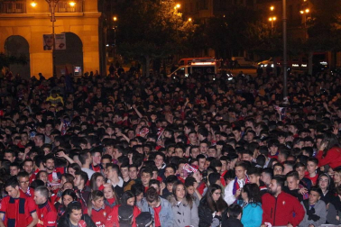 La afición y los jugadores de Osasuna celebran el ascenso a Primera División en la Plaza del Castillo de Pamplona.