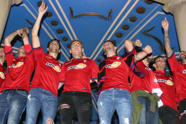La afición y los jugadores de Osasuna celebran el ascenso a Primera División en la Plaza del Castillo de Pamplona.