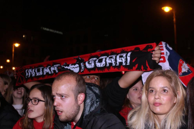 La afición y los jugadores de Osasuna celebran el ascenso a Primera División en la Plaza del Castillo de Pamplona.