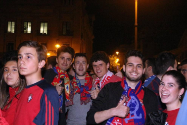 La afición y los jugadores de Osasuna celebran el ascenso a Primera División en la Plaza del Castillo de Pamplona.