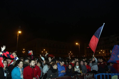 La afición y los jugadores de Osasuna celebran el ascenso a Primera División en la Plaza del Castillo de Pamplona.