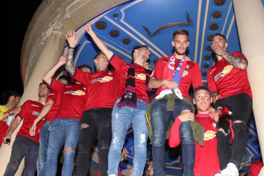 La afición y los jugadores de Osasuna celebran el ascenso a Primera División en la Plaza del Castillo de Pamplona.
