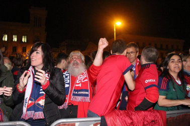 La afición y los jugadores de Osasuna celebran el ascenso a Primera División en la Plaza del Castillo de Pamplona.