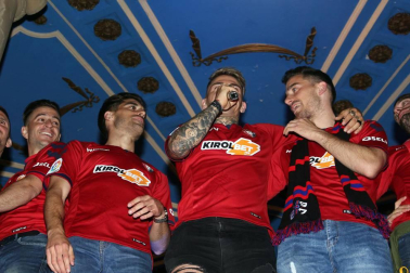 La afición y los jugadores de Osasuna celebran el ascenso a Primera División en la Plaza del Castillo de Pamplona.