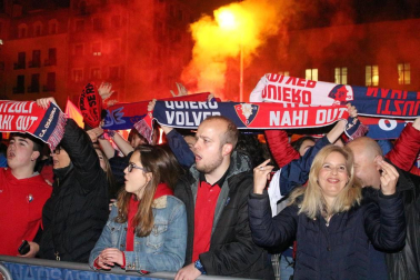 La afición y los jugadores de Osasuna celebran el ascenso a Primera División en la Plaza del Castillo de Pamplona.