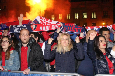 La afición y los jugadores de Osasuna celebran el ascenso a Primera División en la Plaza del Castillo de Pamplona.