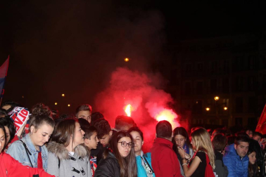 La afición y los jugadores de Osasuna celebran el ascenso a Primera División en la Plaza del Castillo de Pamplona.