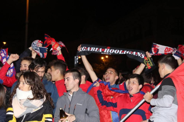 La afición y los jugadores de Osasuna celebran el ascenso a Primera División en la Plaza del Castillo de Pamplona.