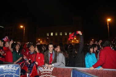 La afición y los jugadores de Osasuna celebran el ascenso a Primera División en la Plaza del Castillo de Pamplona.