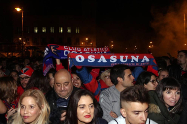 La afición y los jugadores de Osasuna celebran el ascenso a Primera División en la Plaza del Castillo de Pamplona.