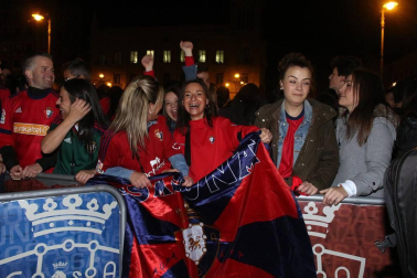 La afición y los jugadores de Osasuna celebran el ascenso a Primera División en la Plaza del Castillo de Pamplona.