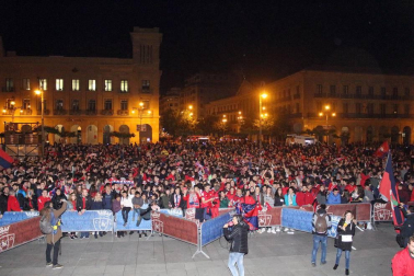 La afición y los jugadores de Osasuna celebran el ascenso a Primera División en la Plaza del Castillo de Pamplona.