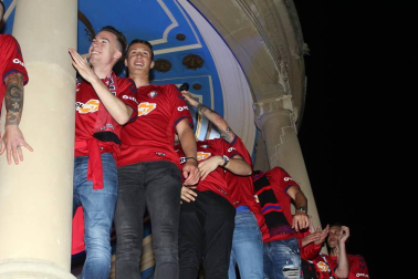 La afición y los jugadores de Osasuna celebran el ascenso a Primera División en la Plaza del Castillo de Pamplona.