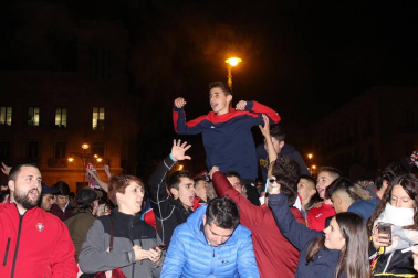 La afición y los jugadores de Osasuna celebran el ascenso a Primera División en la Plaza del Castillo de Pamplona.