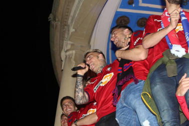 La afición y los jugadores de Osasuna celebran el ascenso a Primera División en la Plaza del Castillo de Pamplona.