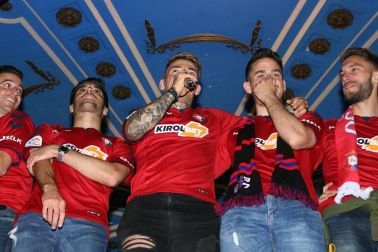 La afición y los jugadores de Osasuna celebran el ascenso a Primera División en la Plaza del Castillo de Pamplona.