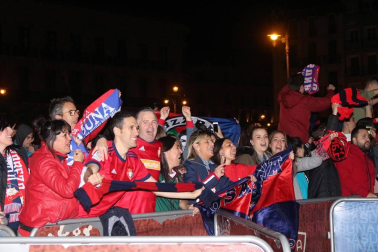 La afición y los jugadores de Osasuna celebran el ascenso a Primera División en la Plaza del Castillo de Pamplona.