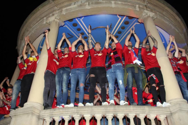 La afición y los jugadores de Osasuna celebran el ascenso a Primera División en la Plaza del Castillo de Pamplona.