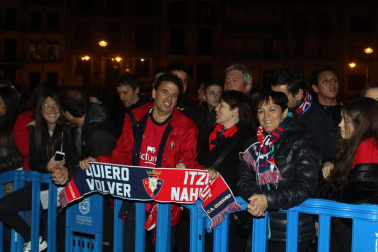 La afición y los jugadores de Osasuna celebran el ascenso a Primera División en la Plaza del Castillo de Pamplona.