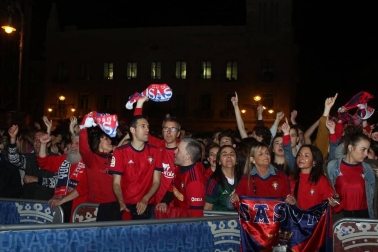 La afición y los jugadores de Osasuna celebran el ascenso a Primera División en la Plaza del Castillo de Pamplona.