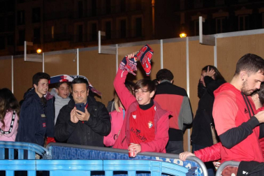 La afición y los jugadores de Osasuna celebran el ascenso a Primera División en la Plaza del Castillo de Pamplona.