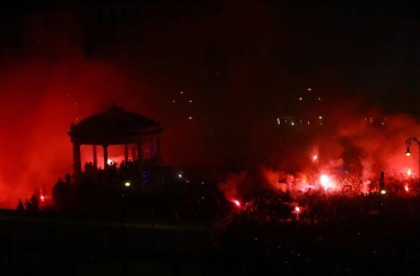 La afición y los jugadores de Osasuna celebran el ascenso a Primera División en la Plaza del Castillo de Pamplona.