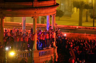 La afición y los jugadores de Osasuna celebran el ascenso a Primera División en la Plaza del Castillo de Pamplona.
