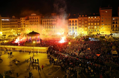La afición y los jugadores de Osasuna celebran el ascenso a Primera División en la Plaza del Castillo de Pamplona.