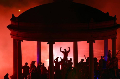La afición y los jugadores de Osasuna celebran el ascenso a Primera División en la Plaza del Castillo de Pamplona.