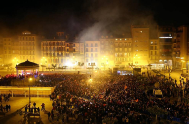 La afición y los jugadores de Osasuna celebran el ascenso a Primera División en la Plaza del Castillo de Pamplona.