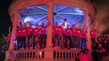 La afición y los jugadores de Osasuna celebran el ascenso a Primera División en la Plaza del Castillo de Pamplona.