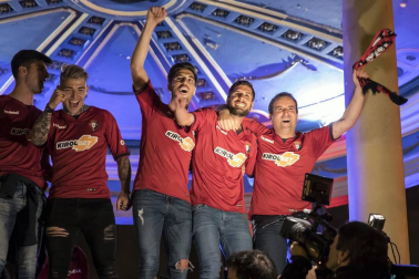 La afición y los jugadores de Osasuna celebran el ascenso a Primera División en la Plaza del Castillo de Pamplona.