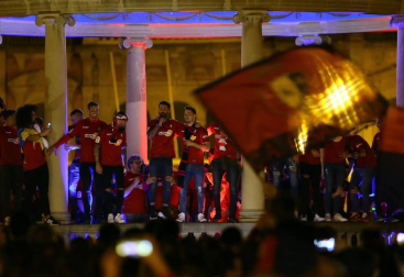 La afición y los jugadores de Osasuna celebran el ascenso a Primera División en la Plaza del Castillo de Pamplona.