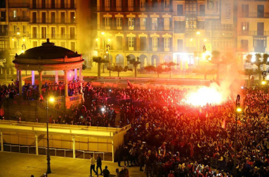 La afición y los jugadores de Osasuna celebran el ascenso a Primera División en la Plaza del Castillo de Pamplona.