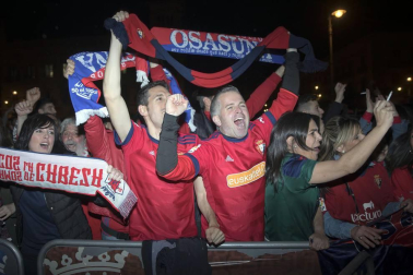 La afición y los jugadores de Osasuna celebran el ascenso a Primera División en la Plaza del Castillo de Pamplona.
