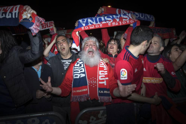 La afición y los jugadores de Osasuna celebran el ascenso a Primera División en la Plaza del Castillo de Pamplona.
