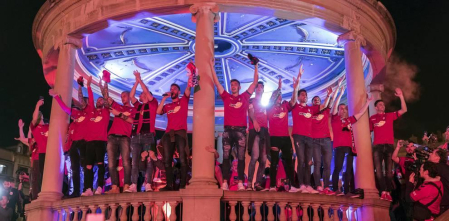 La afición y los jugadores de Osasuna celebran el ascenso a Primera División en la Plaza del Castillo de Pamplona.