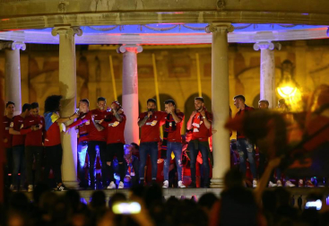 La afición y los jugadores de Osasuna celebran el ascenso a Primera División en la Plaza del Castillo de Pamplona.