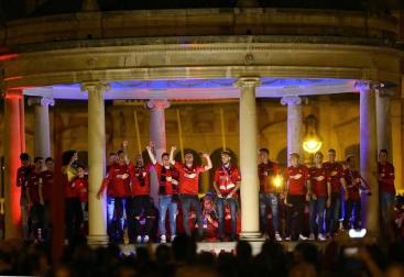 La afición y los jugadores de Osasuna celebran el ascenso a Primera División en la Plaza del Castillo de Pamplona.