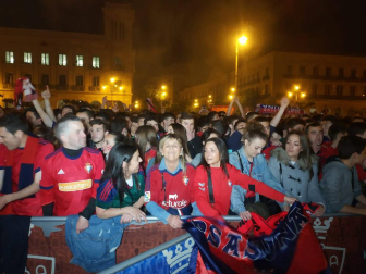 La afición y los jugadores de Osasuna celebran el ascenso a Primera División en la Plaza del Castillo de Pamplona.