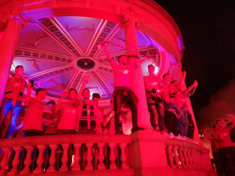 La afición y los jugadores de Osasuna celebran el ascenso a Primera División en la Plaza del Castillo de Pamplona.