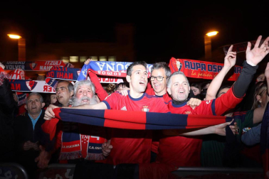 La afición y los jugadores de Osasuna celebran el ascenso a Primera División en la Plaza del Castillo de Pamplona.