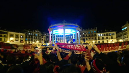 La afición y los jugadores de Osasuna celebran el ascenso a Primera División en la Plaza del Castillo de Pamplona.