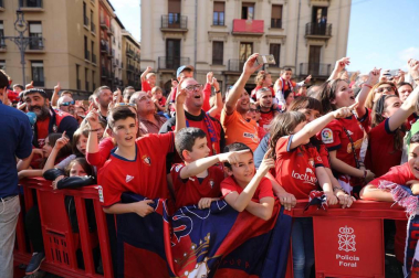 La plantilla, el cuerpo técnico y la directiva del C.A. Osasuna celebró en la sede del Gobierno de Navarra y en el Ayutamiento de Pamplona el ascenso a Primera División.