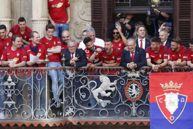 La plantilla, el cuerpo técnico y la directiva del C.A. Osasuna celebró en la sede del Gobierno de Navarra y en el Ayutamiento de Pamplona el ascenso a Primera División.