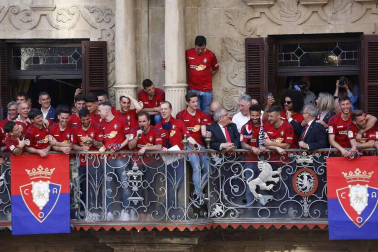 La plantilla, el cuerpo técnico y la directiva del C.A. Osasuna celebró en la sede del Gobierno de Navarra y en el Ayutamiento de Pamplona el ascenso a Primera División.