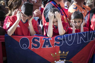 La plantilla, el cuerpo técnico y la directiva del C.A. Osasuna celebró en la sede del Gobierno de Navarra y en el Ayutamiento de Pamplona el ascenso a Primera División.